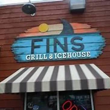 A sign for fins grill and icehouse